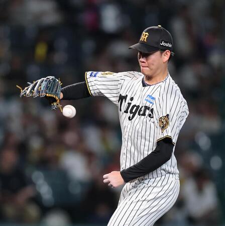 ９回、及川は古賀悠の打球にグラブを出すも捕球できず内野安打となる（撮影・山口登）