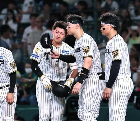 　試合後、立石（左）は悔しさをにじませながらあいさつする（撮影・田中太一）