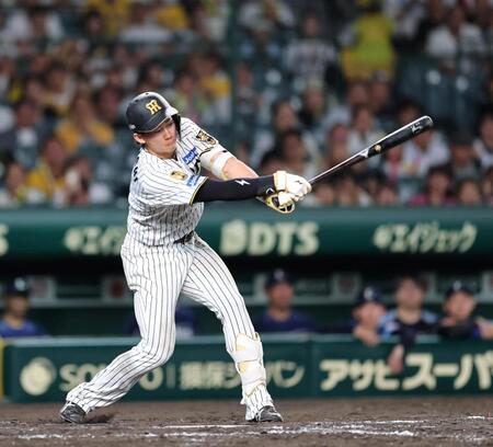 ９回阪神２死一塁、阪神・立石正広が空振り三振に倒れ試合終了する＝甲子園（撮影・山口登）