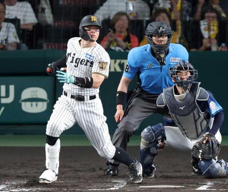 　７回、左前打を放つ佐藤輝（撮影・立川洋一郎）