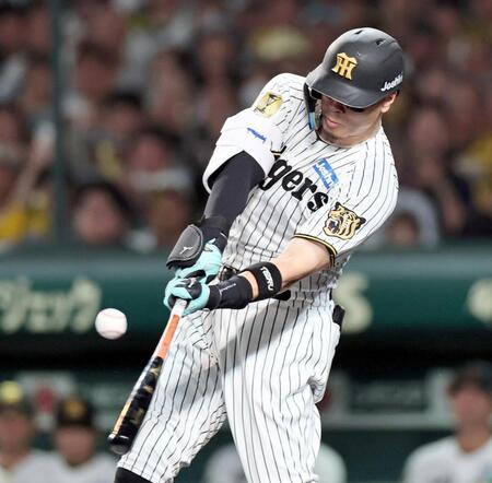 ７回、安打を放つ佐藤輝（撮影・田中太一）