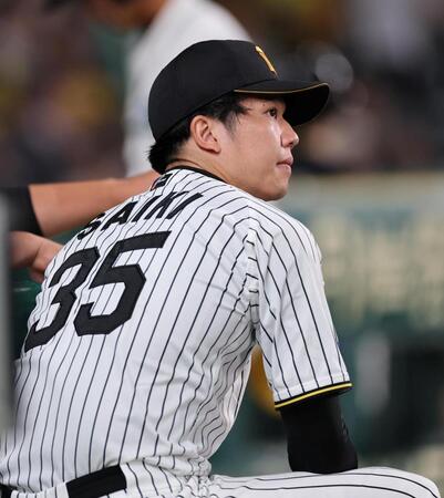 ９回、ベンチからグラウンドを見つめる阪神・才木浩人子園（撮影・山口登）