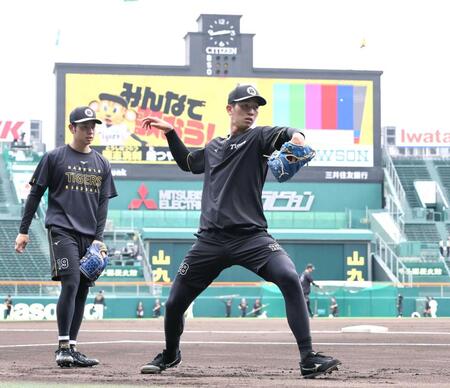 　下村（左）と一緒にノックを受ける今朝丸（撮影・田中太一）