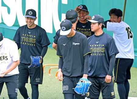 　１軍練習に合流した下村（左）、後方右から伊原、神宮（撮影・立川洋一郎）