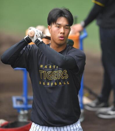 打撃練習をする岡城（撮影・出月俊成）