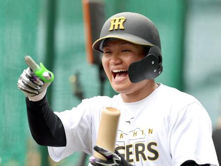練習の合間、笑顔を見せる森下（撮影・山口登）