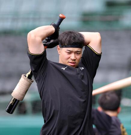 打撃練習の準備をする佐藤輝（撮影・山口登）