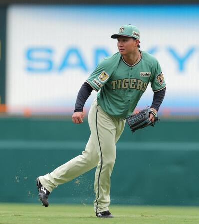 右翼でシートノックを受ける森下（撮影・西田忠信）