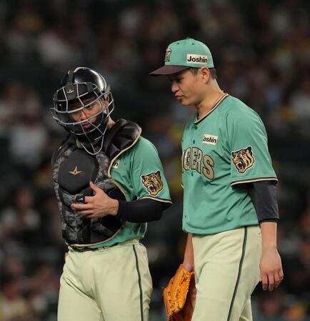 ６回を投げ終え、坂本（左）とベンチに戻る大竹（撮影・西田忠信）
