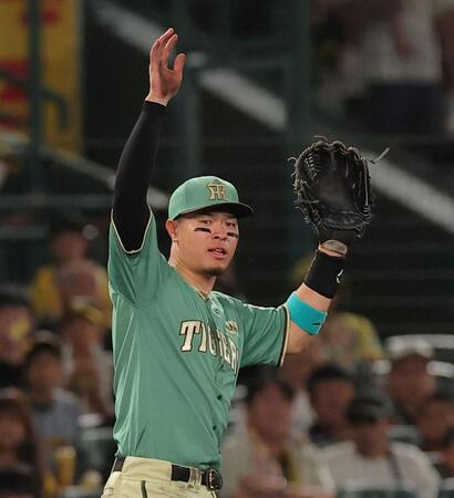 ８回、石原の打球を一塁に悪送球した佐藤輝（撮影・西田忠信）