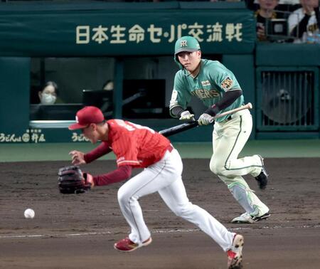 ６回、セーフティースクイズを成功させる高寺（撮影・立川洋一郎）
