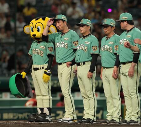 楽天に勝利し、笑顔で整列をする藤川監督（左）＝撮影・西田忠信