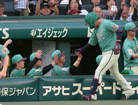 ２回、先制２ランを放った大山（右）とタッチを交わす藤川監督（撮影・立川洋一郎）