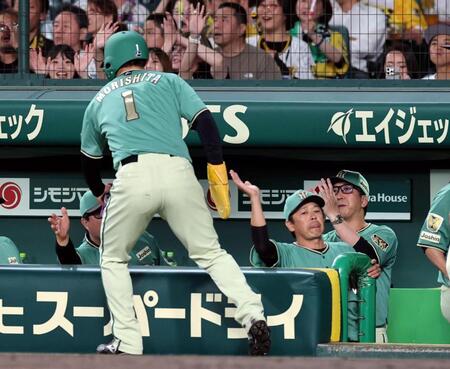 ６回、生還した森下を迎える藤川監督（右）＝撮影・山口登