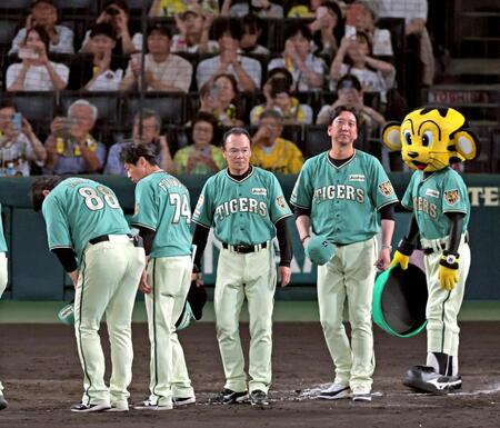 楽天に勝利しファンへあいさつする藤川監督（右）ら（撮影・立川洋一郎）