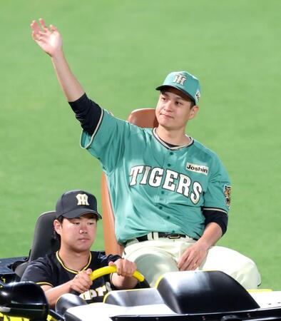 ヒーローインタビューを終えて場内を一周し、ファンの歓声に応える大竹（撮影・立川洋一郎）