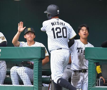 １回、生還した西純を迎える立石（左）と岡城（撮影・出月俊成）