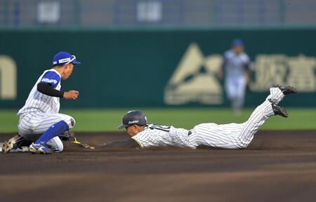 ６回、二盗を決める山崎（撮影・出月俊成）