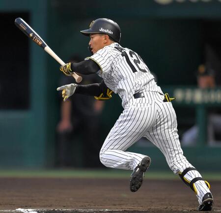 ６回、内野安打を放つ代打山崎（撮影・出月俊成）
