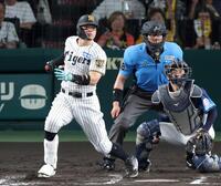 　７回、左前打を放つ佐藤輝（撮影・立川洋一郎）