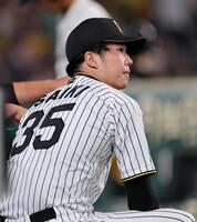 ９回、ベンチからグラウンドを見つめる阪神・才木浩人子園（撮影・山口登）
