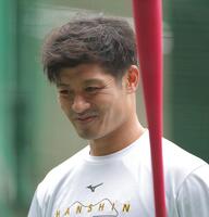 打撃練習中に笑顔を見せる坂本（撮影・西田忠信）