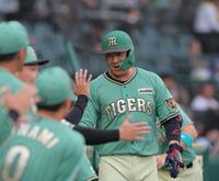 ２回、先制２ランを放ち笑顔を見せる大山（撮影・西田忠信）