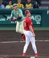 ２回、大山に先制２ランを浴びる前田（撮影・立川洋一郎）