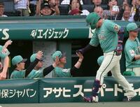 ２回、先制２ランを放った大山（右）とタッチを交わす藤川監督（撮影・立川洋一郎）