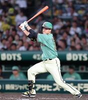 ５回、三塁強襲内野安打を放つ大竹（撮影・山口登）