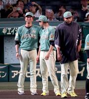 交流戦を勝利で締めくくり勝ち投手となった大竹（中央）をねぎらう藤川監督（左）＝撮影・立川洋一郎