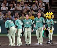 楽天に勝利しファンへあいさつする藤川監督（右）ら（撮影・立川洋一郎）