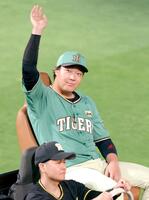 ヒーローインタビューを終えて場内を一周し、ファンの歓声に応える大山（撮影・立川洋一郎）