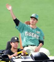 ヒーローインタビューを終えて場内を一周し、ファンの歓声に応える大竹（撮影・立川洋一郎）