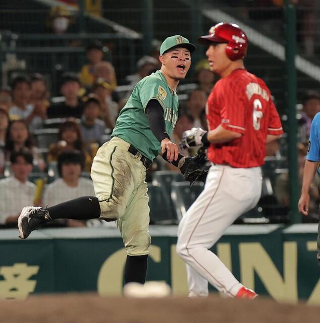 久々三塁の佐藤輝 一塁へ痛恨の悪送球