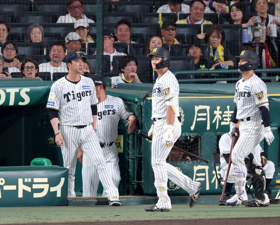 ７回、坂本（右）に代えて嶋村を告げる藤川監督（左）。中央は見逃し三振に倒れて引き揚げる立石（撮影・立川洋一郎）