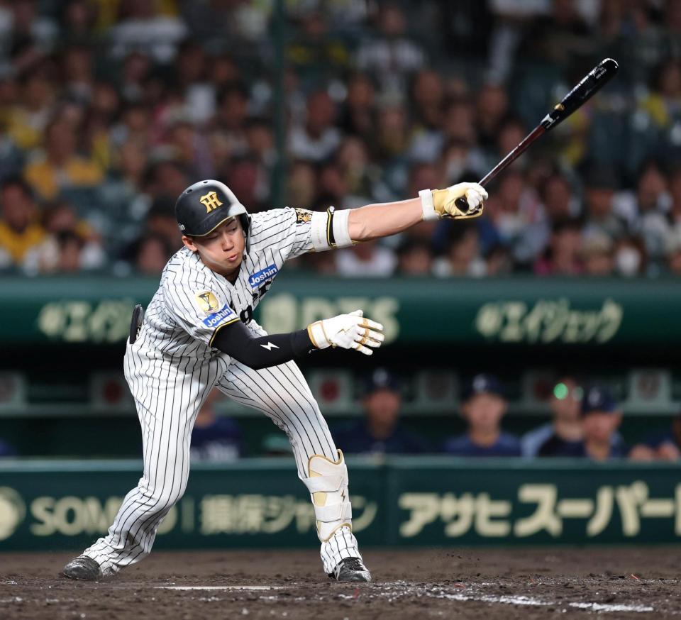 ５回、空振り三振に倒れる立石（撮影・山口登）