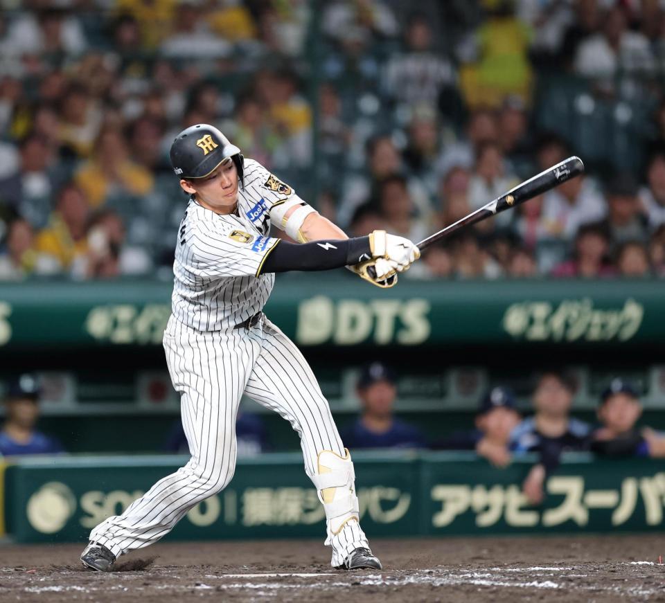 ９回阪神２死一塁、阪神・立石正広が空振り三振に倒れ試合終了する＝甲子園（撮影・山口登）