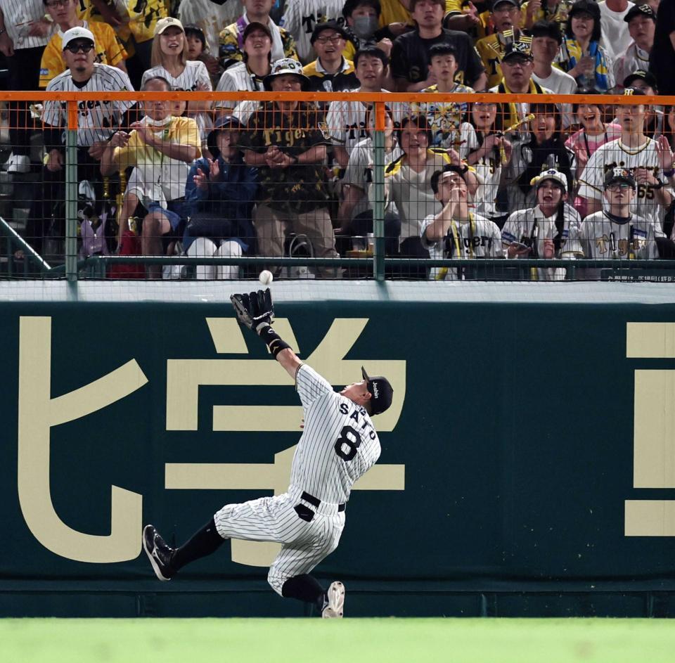 　６回、石井の打球を好捕する佐藤輝（撮影・田中太一）