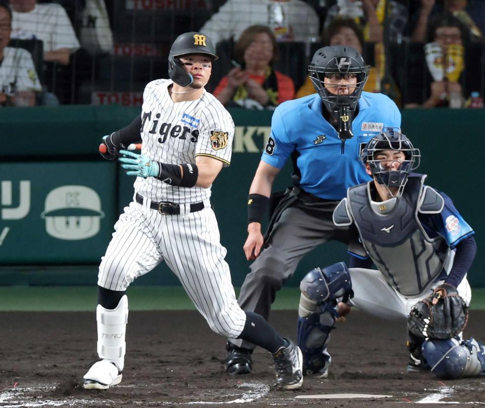 　７回、左前打を放つ佐藤輝（撮影・立川洋一郎）