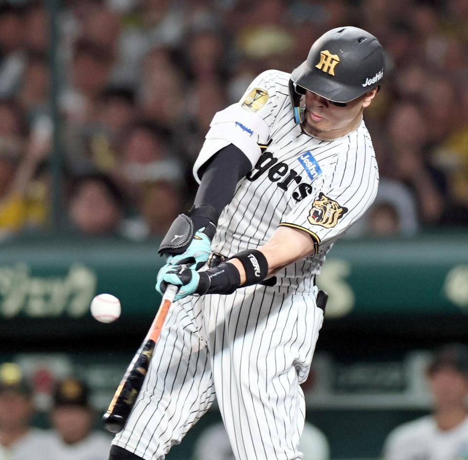 ７回、安打を放つ佐藤輝（撮影・田中太一）