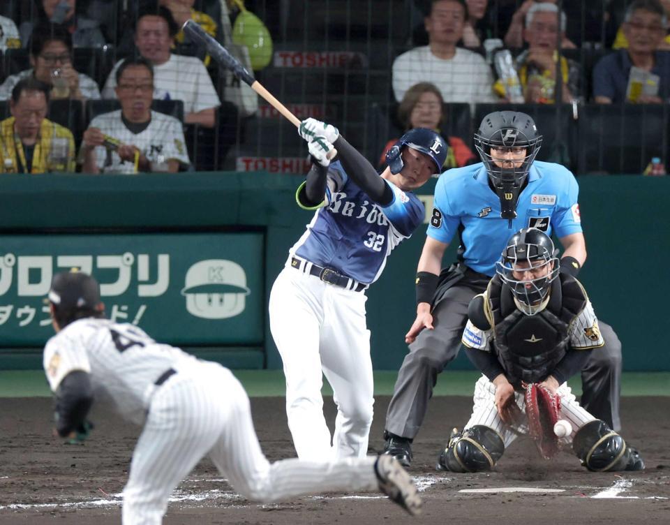 　７回、空振り三振に倒れる西武・山村（撮影・立川洋一郎）
