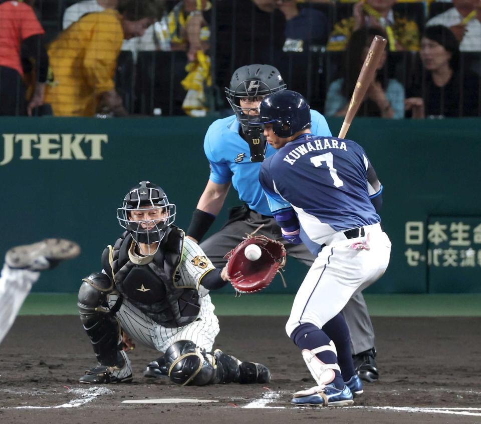 　７回、見逃し三振に倒れる西武・桑原（撮影・立川洋一郎）