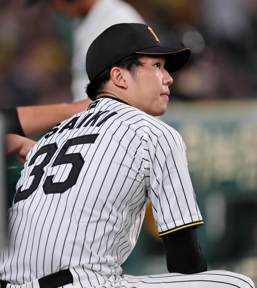９回、ベンチからグラウンドを見つめる阪神・才木浩人子園（撮影・山口登）