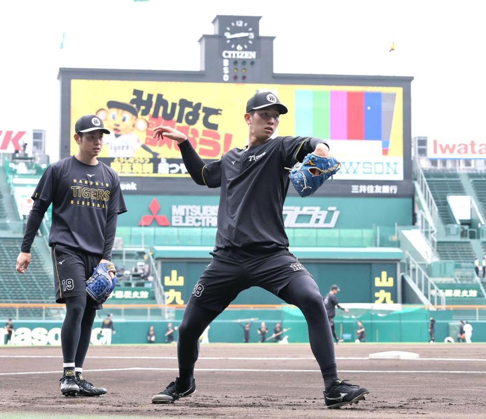 　下村（左）と一緒にノックを受ける今朝丸（撮影・田中太一）