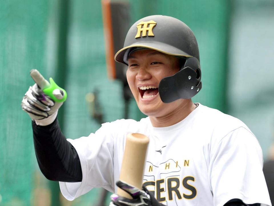練習の合間、笑顔を見せる森下（撮影・山口登）
