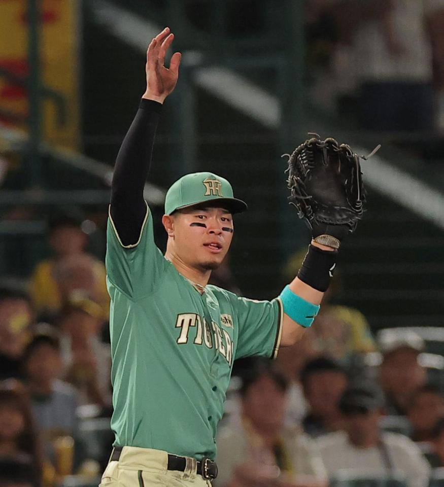 ８回、石原の打球を一塁に悪送球した佐藤輝（撮影・西田忠信）