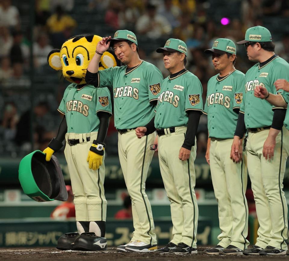楽天に勝利し、笑顔で整列をする藤川監督（左）＝撮影・西田忠信
