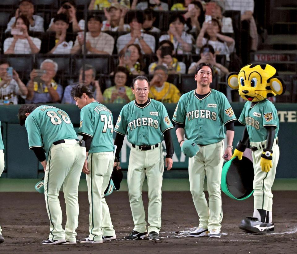 楽天に勝利しファンへあいさつする藤川監督（右）ら（撮影・立川洋一郎）