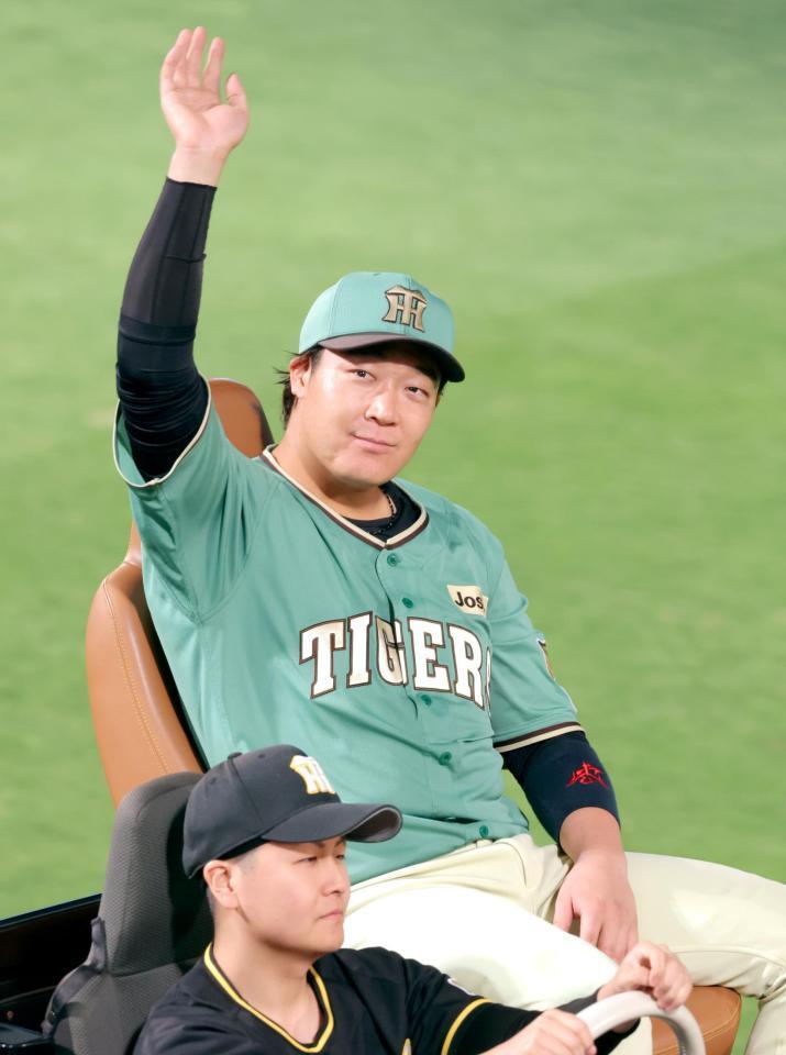 ヒーローインタビューを終えて場内を一周し、ファンの歓声に応える大山（撮影・立川洋一郎）